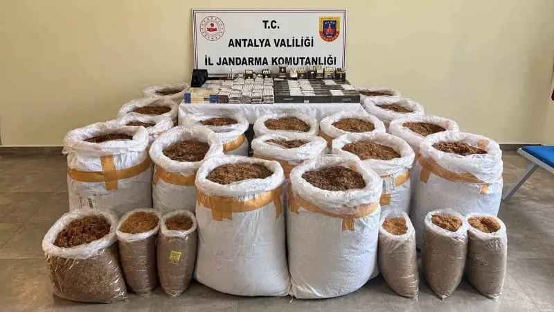Antalya Döşemealtı İlçesinde Gerçekleştirilen Operasyonda Binlerce Kaçak Ürün Bulundu