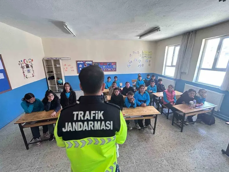Afyonkarahisar'da Jandarma Ekiplerinden Öğrencilere Kapsamlı Trafik Eğitimi