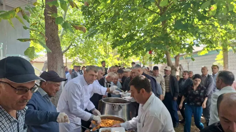 Kütahya'da Asırlık Gelenek Yaşatıldı: Bin Kişiye Yemek Verildi