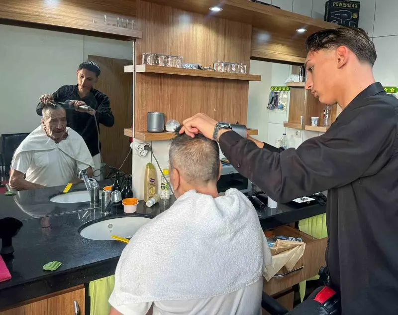Alanya'da Genç Berber Yaşlı ve Engellilerin Ayağına Gidip Ücretsiz Tıraş Yapıyor