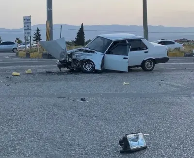 Alaşehir İlçesinde Tır İle Otomobil Çarpıştı: Bir Sürücü Yaralandı