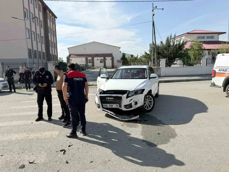 Iğdır'da İki Otomobilin Karıştığı Kazada İki Sürücü Yaralandı