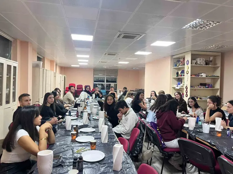 Muğlalı Üniversite Öğrencileri Seramik Vazo Boyama Atölyesinde Buluştu