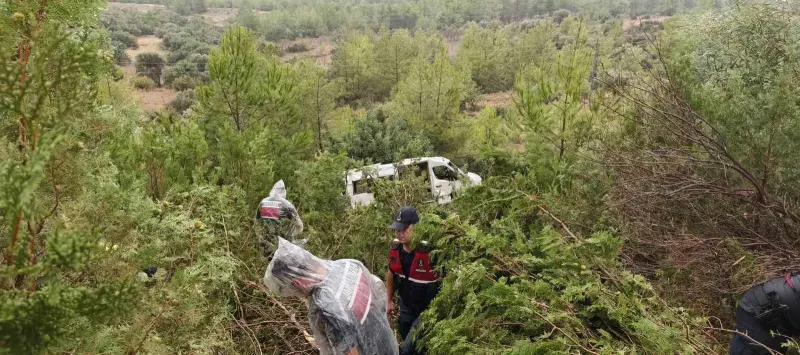 Mersin'de Minibüs Şarampole Devrildi: 17 Yolcu Yaralandı