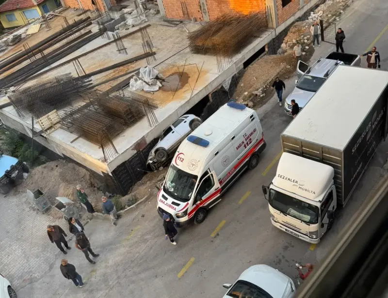 Afyonkarahisar’da Kontrolden Çıkan Otomobil İnşaat Temeline Düştü