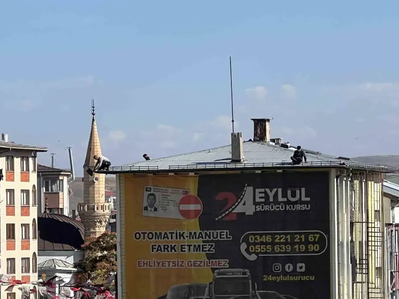 Sivas'ta Beş Katlı Binanın Çatısında Tehlike Dolu Tamirat Çalışması