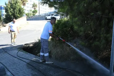Kuşadası Belediyesi Ekiplerinden Yağmur Suyu Hatlarında Kapsamlı Temizlik Seferberliği