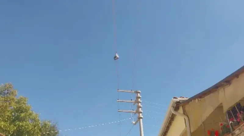 Eskişehir'de Elektrik Telindeki Gizemli Botlar Mahalle Sakinlerini Endişelendiriyor