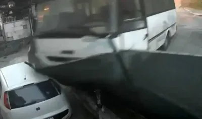 Arnavutköy'de Park Halindeki Midibüs Freni Boşalınca Eve Çarptı