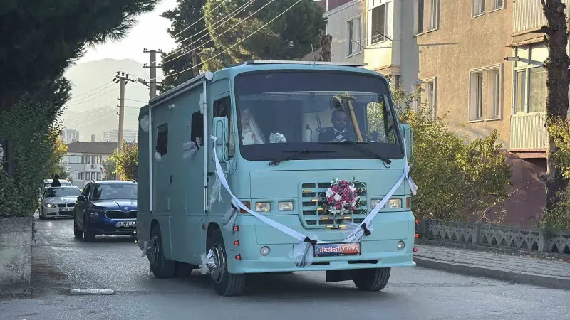 Eşinin On Beş Yıllık Karavan Hayalini Üç Yılda Gerçekleştirip Gelin Arabası Yaptı