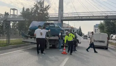 Adıyaman'da Sürücüsünün Kontrolünden Çıkan Otomobil Refüje Çıktı