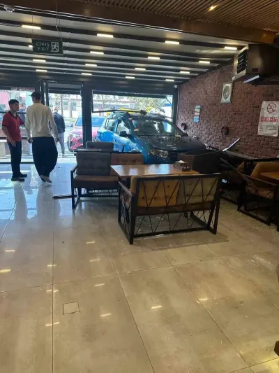 Esenyurt’ta Kontrolden Çıkan Otomobil Park Halindeki Araca Çarparak Börekçiye Girdi