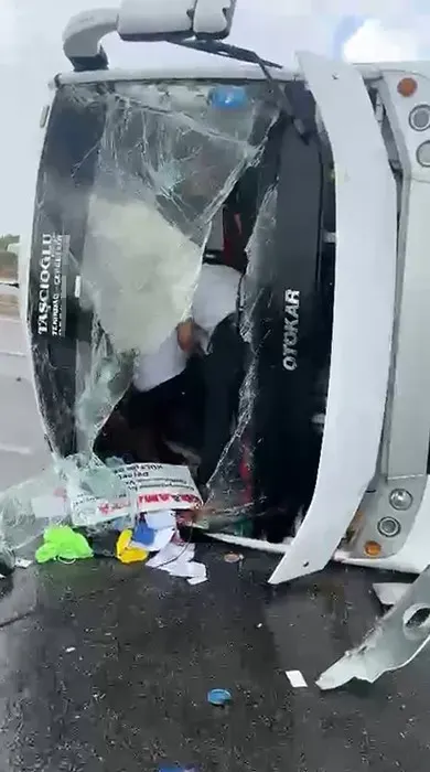 Antalya-Isparta Karayolunda Midibüs Devrildi