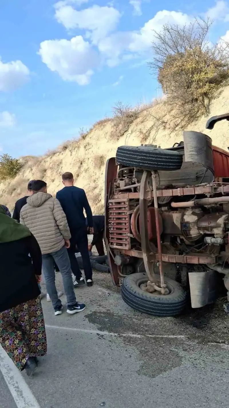 Burdurda Yük Kamyonunun Devrilmesi Sonucu Sürücü Yaralandı