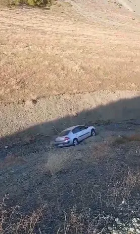 El Freni Unutulan Otomobil Dere Yatağına Yuvarlandı