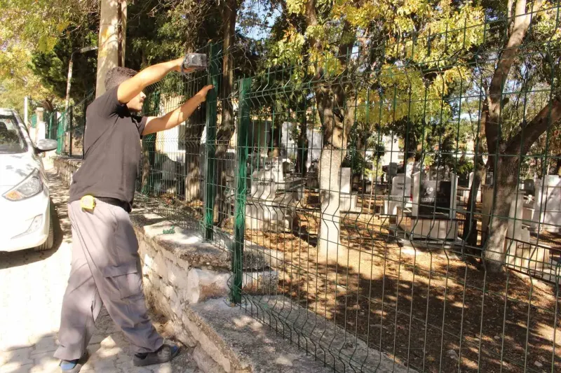Antalya Büyükşehir Belediyesi Tarafından Elmalı Kızıltemeller Mezarlığı’nda Güvenlik ve Çevre Çalışması Başlatıldı