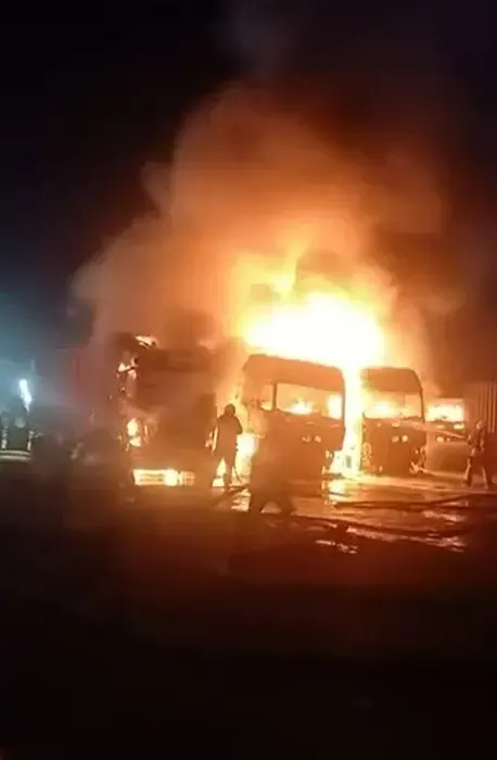 İstanbul Beylikdüzü'nde Tır Garajı Kundaklandı: Dört Araç Kullanılamaz Hale Geldi
