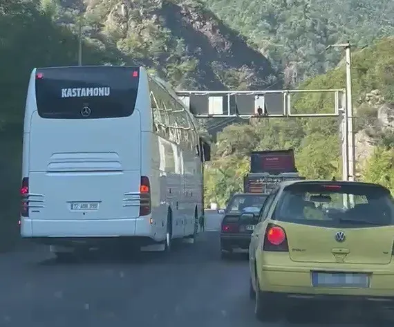 Karabük'te Hatalı Sollama Yapan Yolcu Otobüsü Tehlike Saçtı
