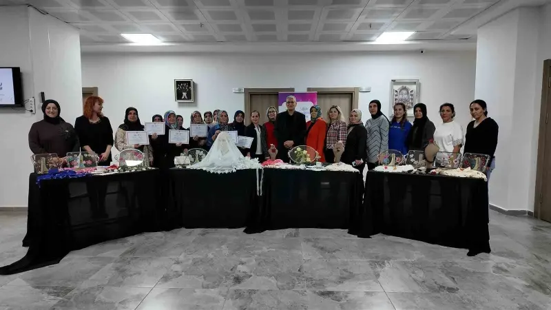 Elazığ'da Boncuklu İğne Oyası Kursunu Tamamlayan Kadınlar Sertifikalarını Aldı