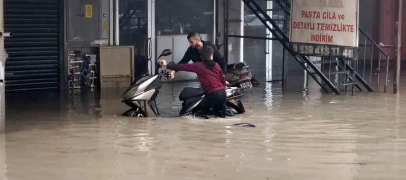 Mersin Silifke'de Şiddetli Sağanak Sel Getirdi Dereler Taştı