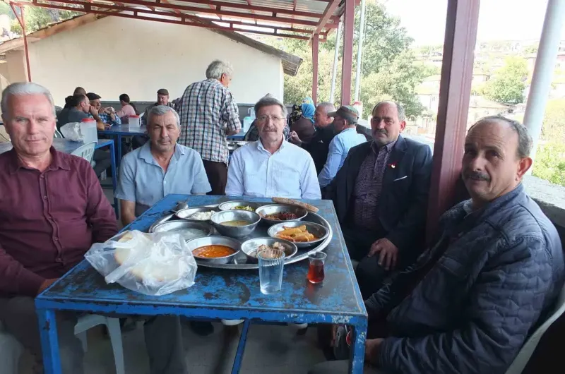 Balıkesir Burhaniye Köy Düğünlerinde Yüzlerce Kişiye Sekiz Çeşit Yemek İkram Edildi