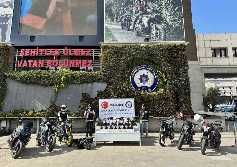 İstanbul'da Çetelere Yönelik Son Bir Ayda Ele Geçirilen Silahlar Sergilendi