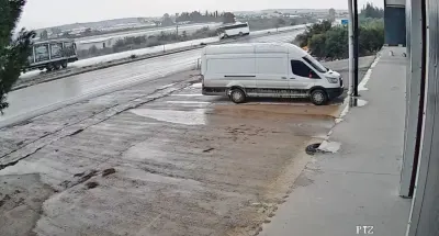 Antalya'da On Yedi Kişinin Yaralandığı Midibüs Kazasının Güvenlik Kamerası Görüntüleri Ortaya Çıktı