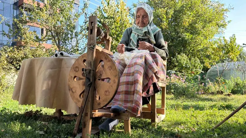 Bolu'da 90 Yaşındaki Mümtaze Karadaş Yarım Asırdır Çıkrıkla Yün Eğiriyor