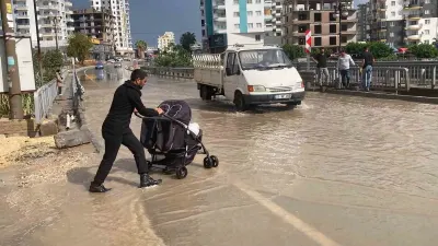 Mersin Erdemli'de Kuvvetli Sağanak Yağış Su Baskınlarına Yol Açtı