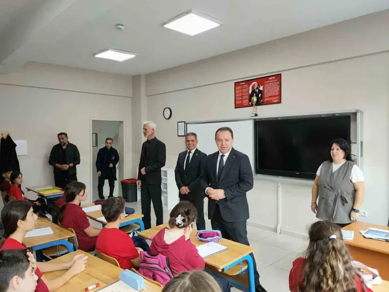 Zonguldak İl Milli Eğitim Müdürü Keskin Öğrencilerle Bayrak Töreninde Buluştu