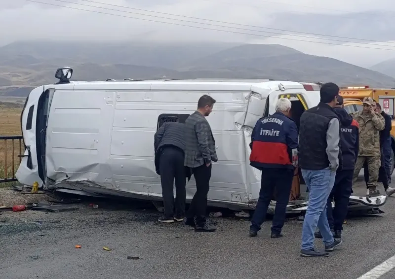 Hakkari Yüksekova'da Okul Servisi Devrildi: 10 Öğrenci Yaralandı