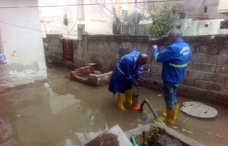 Mersin Akdeniz'de Sağanak Yağış Sebebiyle Ekipler Harekete Geçti