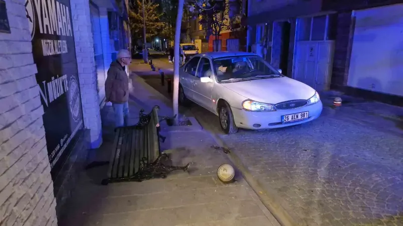 Eskişehir'de Sürücüsünün Kontrolünü Kaybettiği Otomobil Bankta Oturan Çocuklara Çarptı