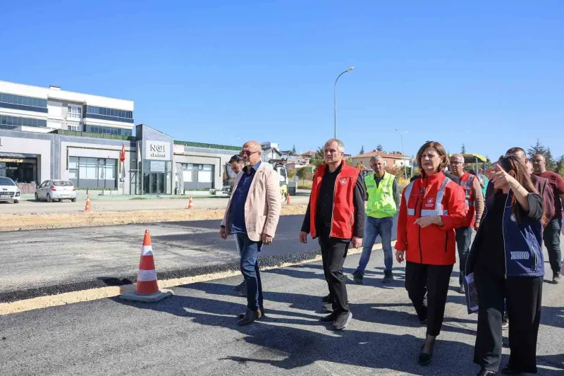 Eskişehir Büyükşehir Belediye Başkanı Ünlüce 100. Yıl Bulvarı'ndaki İncelemelerini Sürdürdü