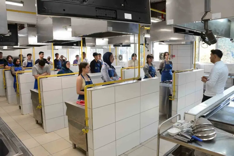Anadolu Üniversitesi Öğrencileri İçin Uygulamalı Pizza Atölyesi Düzenlendi