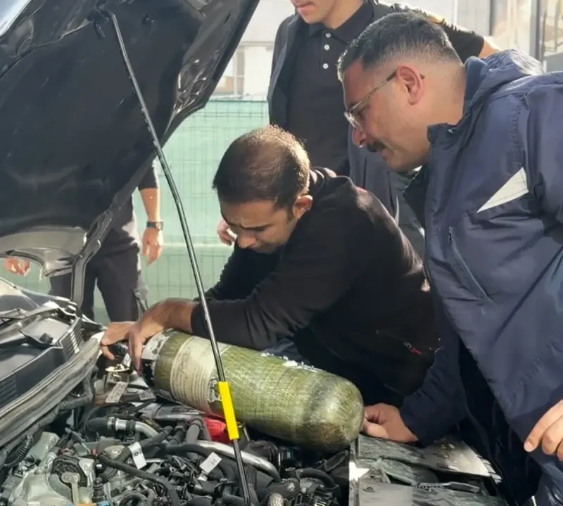 Aksaray'da Otomobilin Motoruna Sıkışan Kedi Oksijen Gazıyla Kurtarıldı