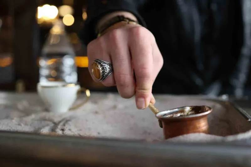 Çankırı'da Kaya Tuzu Üzerinde Pişirilen Türk Kahvesi Yoğun Kıvamıyla İlgi Görüyor