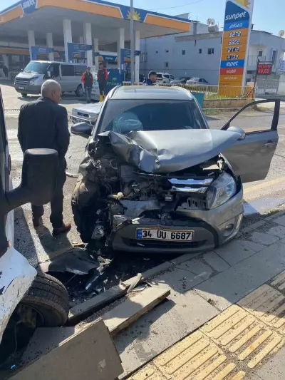 Siirt'te İki Otomobilin Çarpıştığı Kazada Üç Kişi Hafif Yaralandı