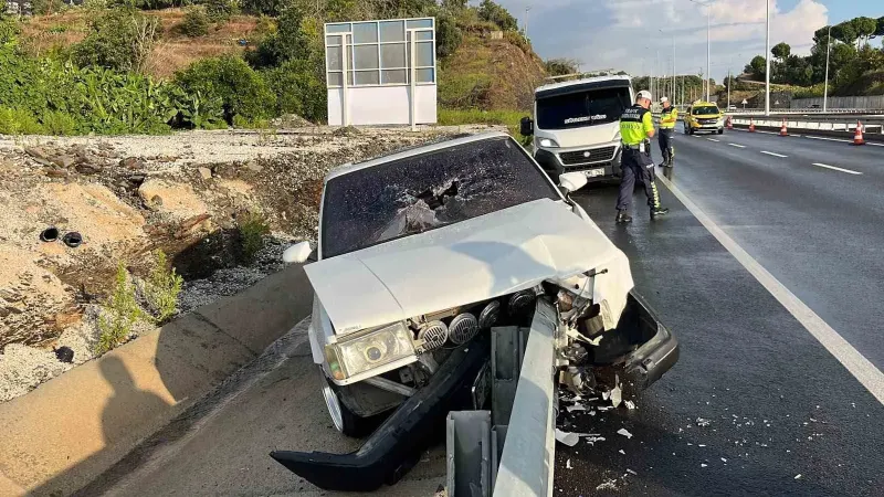 Alanya'da Kontrolden Çıkan Otomobil Bariyerlere Çarptı: Sürücü Yaralı