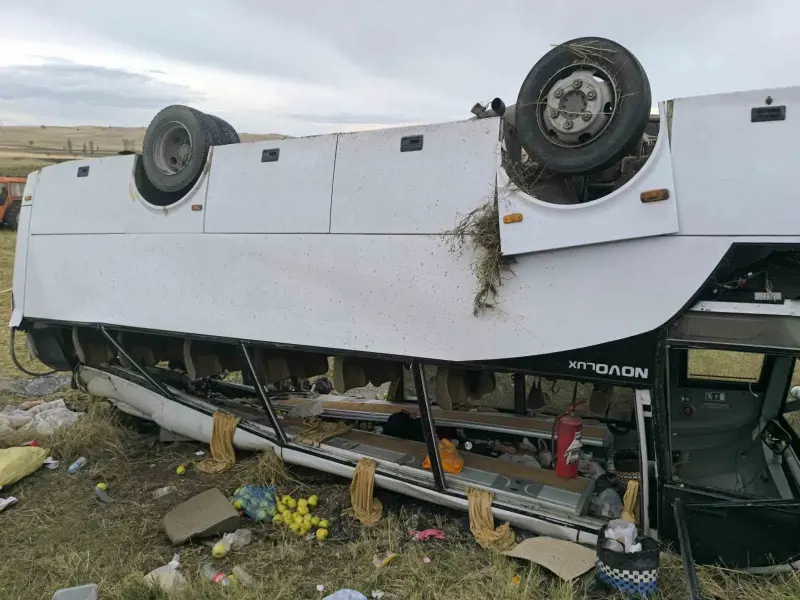 Afyonkarahisar’da Midibüs Şarampole Devrildi: 25 Yaralı Var