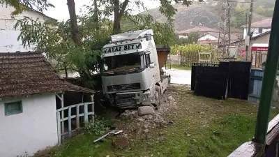 Tokat'ta Yağış Nedeniyle Kayan Tır Evin Bahçesine Düştü