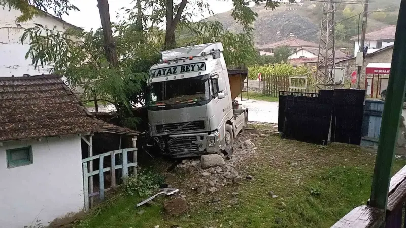 Tokat'ta Yağış Nedeniyle Kayan Tır Evin Bahçesine Düştü