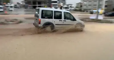 Adıyaman Besni'de Sağanak Yağış Hayatı Felç Etti