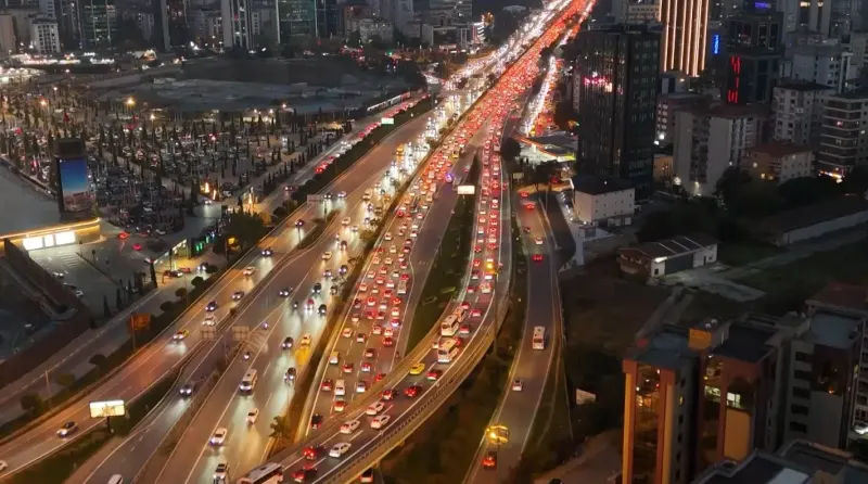 İstanbul Genelinde Hafta Başında Trafik Yoğunluğu Yüzde 72 Oranına Ulaştı