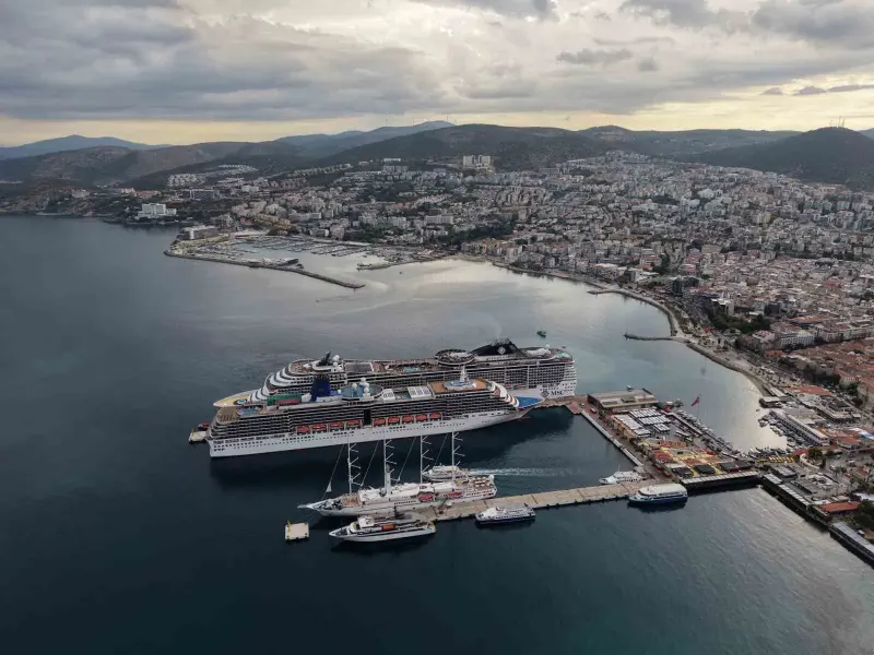 Kuşadası Limanı Dört Dev Kruvaziyerle Binlerce Ziyaretçiyi Ağırladı