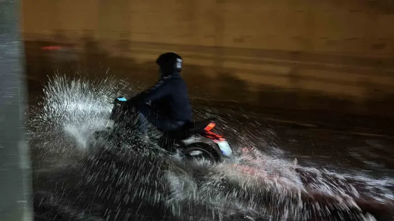 Bolu'da Akşam Saatlerinde Etkili Olan Sağanak Nedeniyle Alt Geçitler Sular Altında Kaldı