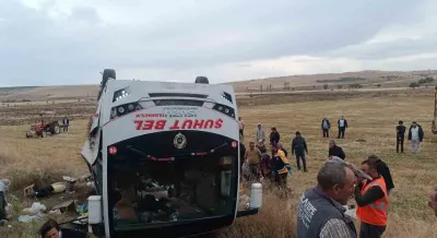 Afyonkarahisar’da İşçi Taşıyan Midibüs Şarampole Devrildi: 1 Can Kaybı, 27 Yaralı