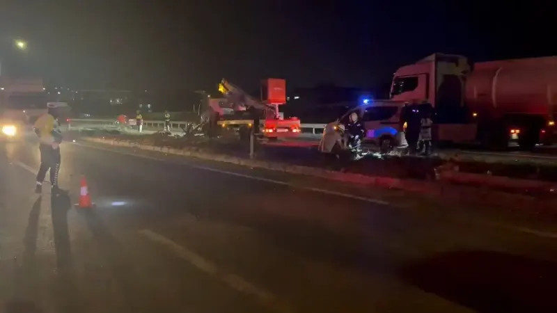Tekirdağ'da Kontrolden Çıkan Otomobil Direklere Çarptı: Sürücü Yaralandı