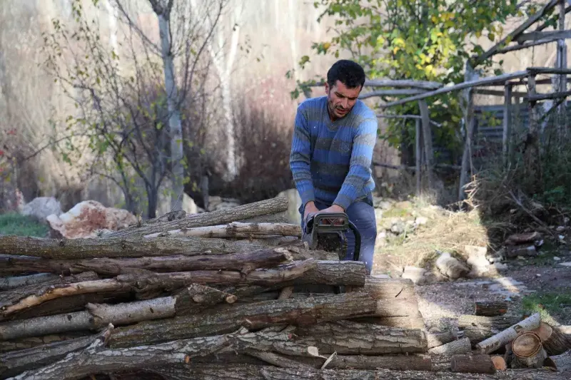 Erzincan Köylerinde Çetin Kış Öncesi Odun Telasi