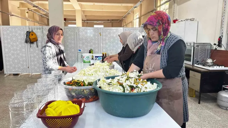 Ağrı'da Ata Tohumu Lahanalar Kadın Emeğiyle Turşuya Dönüşüyor